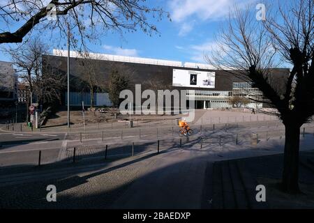 Leere Straßen in Düsseldorf während der Corona-Krise, Grabbeplatz. Stockfoto