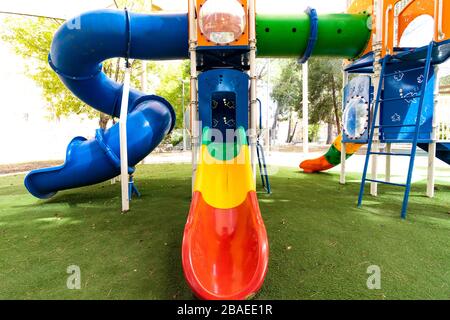 jerusalem - israel: Leere Straßen während Corona-Virus-Quarantäne - leerer Spielplatz in einer Nachbarschaft Stockfoto