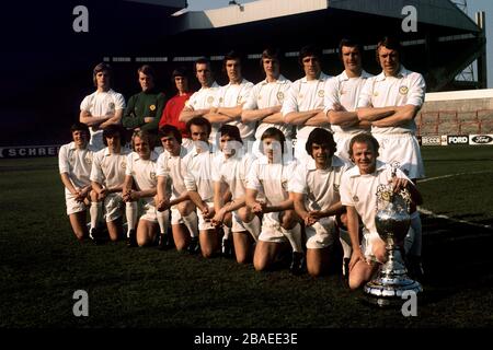 Leeds United posiert mit der League Championship Trophäe: (Back Row, l-r) Gordon McQueen, David Stewart, David Harvey, Roy Ellam, Joe Jordan, Allan Clarke, Norman Hunter, Paul Madeley, Mick Jones; (Front Row, l-r) Eddie Gray, Peter Lorimer, Terry Yorath, Trevor Cherry, Paul Reaney, Frank, Gray Cooper, Mates Billy Bates, Billy Bremner Stockfoto