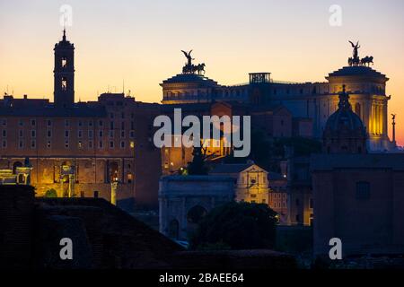 Blick auf das Forum Romanum und den Kapitolinischen Hügel. Rom, Italien Stockfoto