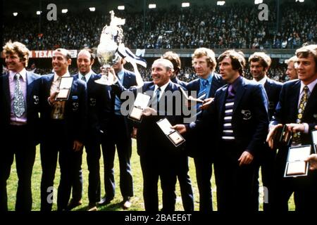 Derby County Trainer Jimmy Gordon hebt den Meisterschaftspokale an, während die Spieler ihre Medaillen zeigen Stockfoto