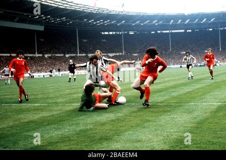 Liverpools Tommy Smith, Emlyn Hughes und Ray Clemence ernähren sich von einem Angriff von John Tudor und Tommy Cassidy von Newcastle United Stockfoto