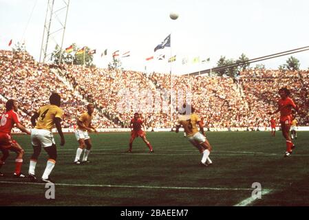 Der polnische Henryk Kasperzak (rechts) geht torlos wie l-r Grzegorz Lato (Pol), Ze Maria, Ademir (Brasilien), Kazimierz Deyna (Pol) und Mario Marinho (Brasilien) Stockfoto