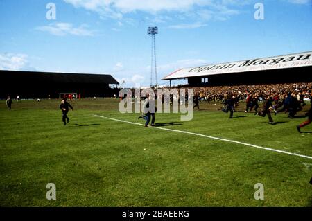 Eine improvisierte Pitch-Invasion im Ninian Park, der Heimat von Cardiff City (vor der Bodenverbesserung) Stockfoto