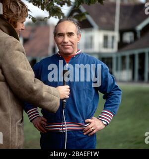 England-Manager Sir Alf Ramsey wird interviewt Stockfoto