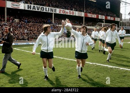 David Nish (l) und Kevin Hector (Third l) von Derby County ziehen den Liga-Meisterschaftspokal an, gefolgt von den Teamkollegen (l-r) Colin Boulton, Francis Lee, Bruce Rioch, Colin Todd, Roger Davies und Roy McFarland Stockfoto