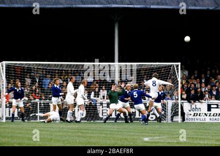 Der Leeds United Allan Clarke (rechts) feuert einen Schuss über die Bar ab Stockfoto