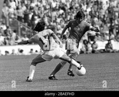 l-r Cesar 'Carpegiani' (Brasilien), Kazimierz Deyna (Polen) Stockfoto