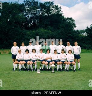 Tottenham Hotspur mit dem UEFA-Cup (links) und dem Gewinn des Anglo Italian League Cup. Back Row, l-r Phil Beal, Ray Evans, Cyril Knowles, Peter Collins, Pat Jennings, Mike England, Martin Chivers, Alan Gilzean, Terry Naylor. Front Row, l-r: Ralph Coates, Joe Kinnear, Jimmy Pearce, Martin Peters, Steve Perryman, John Pratt, Roger Morgan, Jimmy Neighbor. Stockfoto