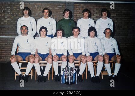 Tottenham Hotspur posiert mit dem League Cup: (Back Row, l-r) John Collins, Martin Chivers, Pat Jennings, Martin Peters, Cyril Knowles (Front Row, l-r) Alan Gilzean, Steve Perryman, Jimmy Neighbor, Alan Mullery, Joe Kinnear, Phil Beal Stockfoto