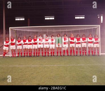 RAW-SCAN Dies ist ein Testbild, das nicht korrigiert wurde, das Arsenal Team für die Kamera (links-rechts): Alan Ball (mit weißen Stiefeln), Charlie George (mit roten Stiefeln), George Armstrong, Eddie Kelly, Peter Marinello, Sammy Nelson, George Graham, Frank McLintock, Pat Rice, Geoff Barnett, Ray Kennedy, John Roberts, Peter Story, Peter Simpson, John Radford, Bob McNab Stockfoto