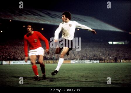 Englands Kevin Keegan (r), der sein internationales Debüt feierte, feuert in einem Schuss an Wales' Mike England (l) vorbei Stockfoto