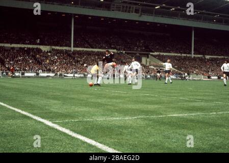 (L-R) Englands Torhüter Gordon Banks wird von Schottlands Hugh Curran, beobachtet von den Engländern Terry Cooper und Bobby Moore, zum Ball geschlagen Stockfoto