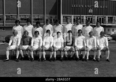 Leeds United First Team Squad 1973-74: (Back Row, l-r) Peter Lorimer, Eddie Gray, Mick Bates, Allan Clarke, Norman Hunter, Gordon McQueen, Roy Ellam, Paul Reaney, Frank Gray (Front Row, l-r) Terry Yorath, Gary Sprake, Trevor Cherry, Joe Jordan, Johnny Giles, David Harvey, Paul Madeley, Billy Jones Stockfoto