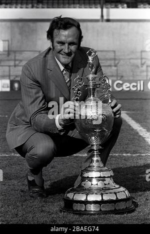 Leeds United Manager Don Revie mit der League Championship Trophäe Stockfoto