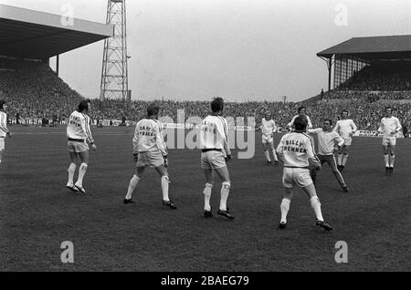 Leeds United-Trainer Les Cocker schwärmt die Spieler vor dem Spiel Stockfoto