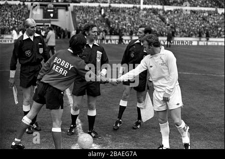 Sunderland-Kapitän Bobby Kerr (l) schüttelt vor dem Spiel mit Leeds United-Kapitän Billy Bremner (r) die Hände Stockfoto