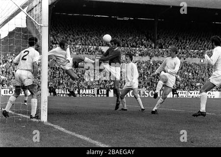 Terry Cooper von Leeds United (zweites l) versucht, aus Evertons John Hurst (drittes l) zu räumen, beobachtet von Teamkollegen (l-r) Paul Reaney, Joe Jordan, Jack Charlton und Norman Hunter Stockfoto