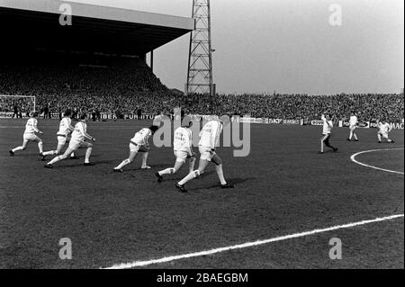 Leeds United-Trainer Les Cocker (r) erwärmt die Spieler vor dem Spiel Stockfoto