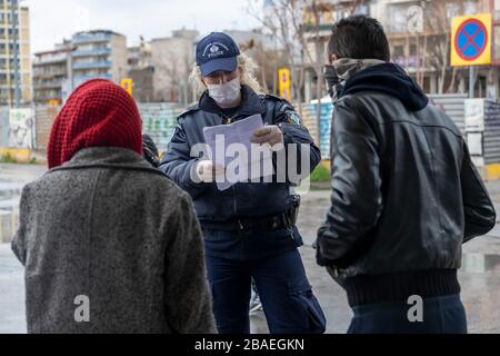 Saloniki, Griechenland - 23. März 2020: Ein Polizeibeamter überprüft die Dokumente eines Bürgers, da das Land die Verbreitung des COVID nicht unter Kontrolle hat Stockfoto