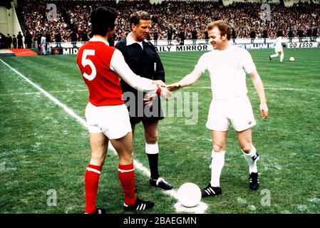 Leeds United Kapitän Billy Bremner (r) schüttelt mit Arsenal-Kapitän Frank McLintock (l) die Hände, beobachtet von Schiedsrichter DW Smith (c) Stockfoto