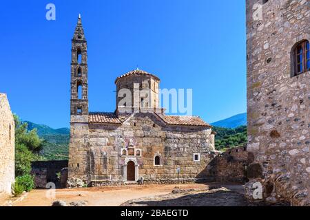 Die Kirche von Agios Spyridon, 18. Jahrhundert, im alten Kardamyli, Peloponnes, Griechenland Stockfoto