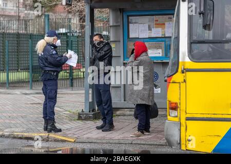 Saloniki, Griechenland - 23. März 2020: Ein Polizeibeamter überprüft die Dokumente eines Bürgers, da das Land die Verbreitung des COVID nicht unter Kontrolle hat Stockfoto