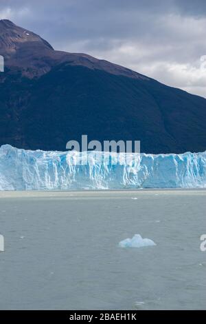 Grauer Gletscher in grauem See im Eisfeld des südlichen patagonien, chile Stockfoto