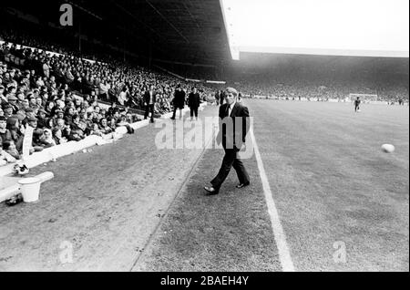 Manchester United Manager Tommy Docherty geht zurück zum Dugout Stockfoto