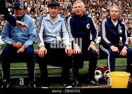 Die Westdeutsche Bank mit Coach Helmut Schon (zweites l) und seinem Assistenten Jupp Derwall (zweites r) Stockfoto