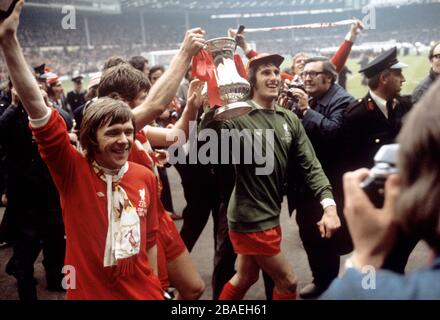 (L-R) Liverpools Brian Hall, Emlyn Hughes und Torhüter Ray Clemence feiern nach ihrem 3:0-Sieg mit dem FA Cup Stockfoto