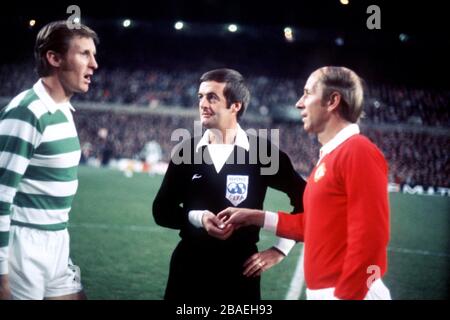 Celtic-Kapitän Billy McNeill (l) ruft den Toss an, als Manchester United Kapitän Bobby Charlton (r) die Münze von Schiedsrichter Clive Thomas (c) abnimmt Stockfoto