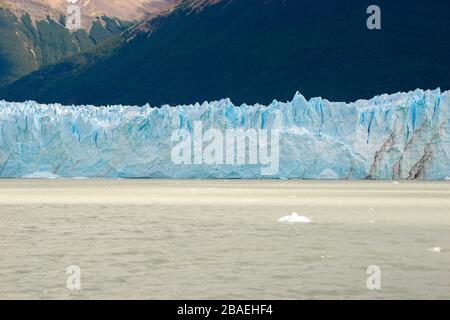 Grauer Gletscher in grauem See im Eisfeld des südlichen patagonien, chile Stockfoto
