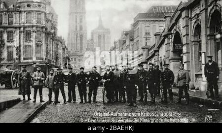 Zeit des ersten Weltkriegs. Die Deutschen in Antwerpen. Im Hintergrund die Kathedrale. Stockfoto