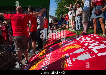 Kiew, Ukraine - Mai 2018: Liverpooler Fans singen vor dem UEFA Champions League-Finale 2018 Liverpool gegen Rea in der Fanzone auf der Khreshchatyk-Straße Lieder Stockfoto