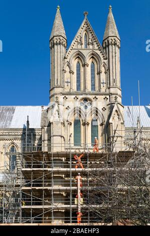 Bauarbeiter, die während des Ausbruchs des Corona-Virus in Beverley, Yorkshire, Großbritannien, Gerüste für Renovierungsarbeiten am antiken Münster errichten. Stockfoto