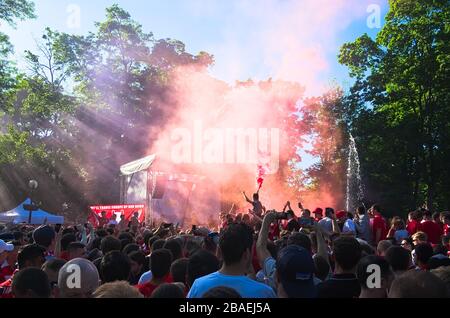 Kiew, Ukraine - Mai 2018: Liverpool hat vor der UEFA Champions League Spaß und brennende Brände in der Fanzone im Taras Schewtschenko Park in der Kiewer Innenstadt Stockfoto