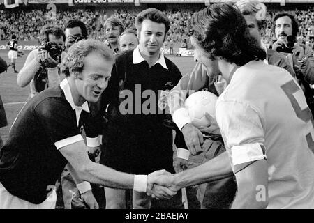 Die beiden Kapitäne, Schottlands Billy Bremner (l) und Brasiliens Piazza (r), schütteln vor dem Spiel die Hände Stockfoto