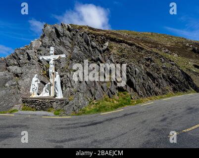 Großes weißes Kreuz neben der Straße Slea Head Drive auf der Halbinsel Dingle in Irland Stockfoto