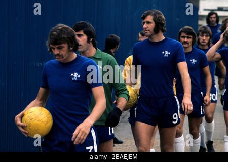 (L-R) Chelseas Eddie McCreadie, Peter Bonetti, Peter Osgood, Charlie Cooke und Alan Hudson laufen zum Eröffnungsspiel der Saison aus Stockfoto