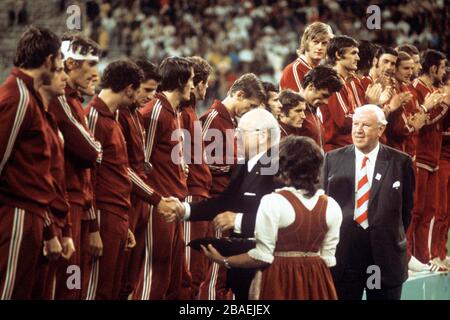 Die ungarische Mannschaft erhält ihre Silbermedaillen, nachdem sie im Finale gegen Polen verloren hatte Stockfoto