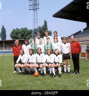 Hereford United Team Group. (Top l-r) Clive Slattery, Mick McLaughlin und Tommy Taylor. (Mittlere Reihe l-r) John Barnwell (Assistentenmanager), Ken Mallender, David Icke, Colin Tavener, Fred Potter, Alan Jones, Roger Griffiths und Peter Isaac (Trainer). (Front Row l-r) Brian Owen, Ivan Hollett, Colin Addison (Spielermanager), George Johnston und Trevor Jones. Stockfoto