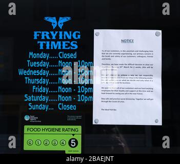 Schließungsmitteilung an der Tür des lokalen Fish and Chips Shops als Folge der Coronavirus Covid19 Pandemie, England, März 25, Pinner, Harrow, NW London, UK Stockfoto