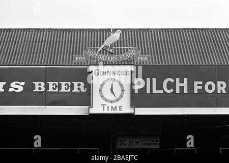 Ein allgemeiner Blick auf den kanarienvogel über den Anhängern steht an der Carrow Road, der Heimat von Norwich City. Stockfoto