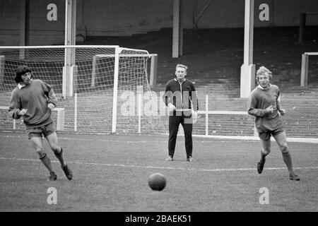 Swansea City Manager Roy Bentley (c) beobachtet seine Spieler Glen Davies (l) und Alan William (r) während einer Trainingseinheit auf dem Spielfeld bei Vetch Field. Stockfoto