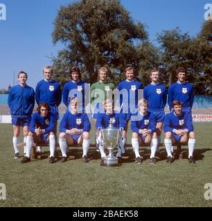 Colchester Vereinigte Mannschaftsgruppe mit dem Watney Cup, den sie gewannen, nachdem sie West Bromwich Albion im Strafschießen geschlagen hatten. (Top l-r) Denis Mochan (Trainer), Dave Simmons, Eric Burgess, Graham Smith, Brian Garvey, John Gilchrist und Brian Gibbs. (Vorne l-r) Phil Bloss, Brian Owen, Bobby Cram Brian Lewis und Mick Mahon. Stockfoto