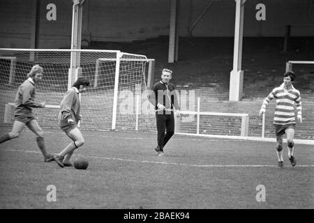 Swansea City Manager Roy Bentley (c) beobachtet seine Spieler (l-r) Alan Williams, Glen Davies und Alan Sullivan während einer Trainingseinheit auf dem Spielfeld bei Vetch Field. Stockfoto