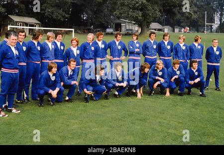 England-Kader: (Back Row, l-r) Harold Shepherdson, Gordon Banks, Peter Shilton, Ray Clemence, Colin Bell, Roy McFarland, Alan Ball, Bobby Moore, Martin Chivers, Peter Osgood, Dave Watson, Trevor Brooking, Martin Peters, Colin Todd, David Nish, Les Cocker ( Trainer ) (vordere Reihe, l-r) Allan Clarke, Kevin Madegeley, Kevin Madegeley Peter Story, Mick Channon, Tony Currie, Emlyn Hughes, Kevin Hector Stockfoto