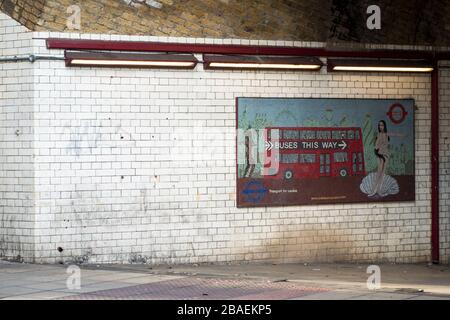 London, Großbritannien - 29. Januar 2015: Ein Mosaik, das ein Londoner Verkehrsplaster darstellt, das Reisende zu nahe gelegenen Bushaltestellen auf der Southbank-Seite führt