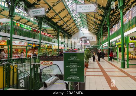 SOFIA, Bulgarien - 26. März 2020: Unidentifizierte Menschen besuchen die berühmte zentrale Markthalle von Sofia, den ältesten überdachten Markt in Sofia. Die Marktdaten b Stockfoto